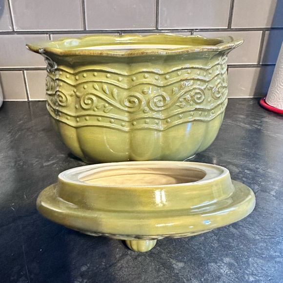 Never used 4 Qt Green Stoneware Covered Bean Pot Casserole Celebrating Home - Picture 8 of 16